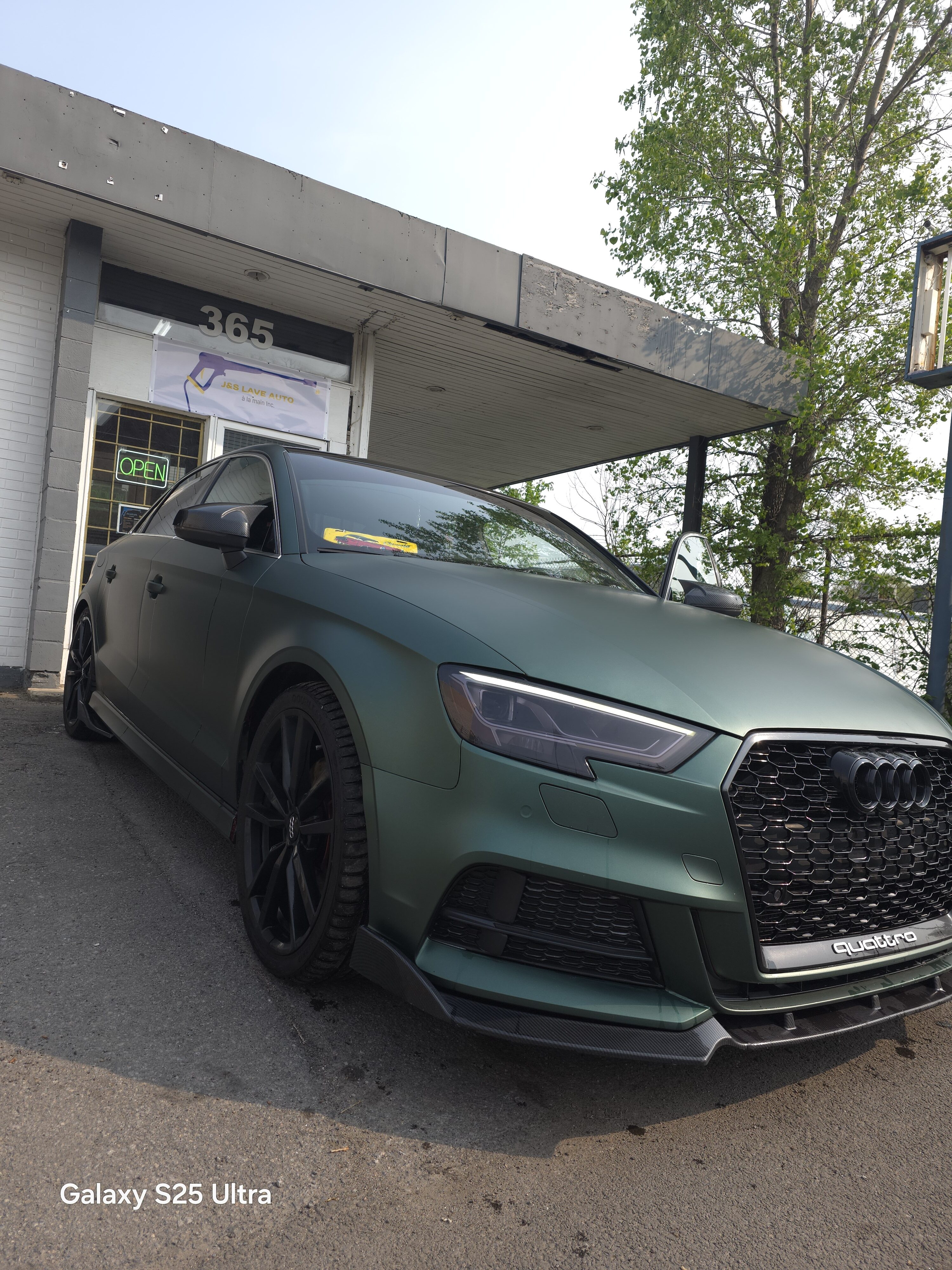 Véhicule fraîchement lavé chez JS Lave Auto